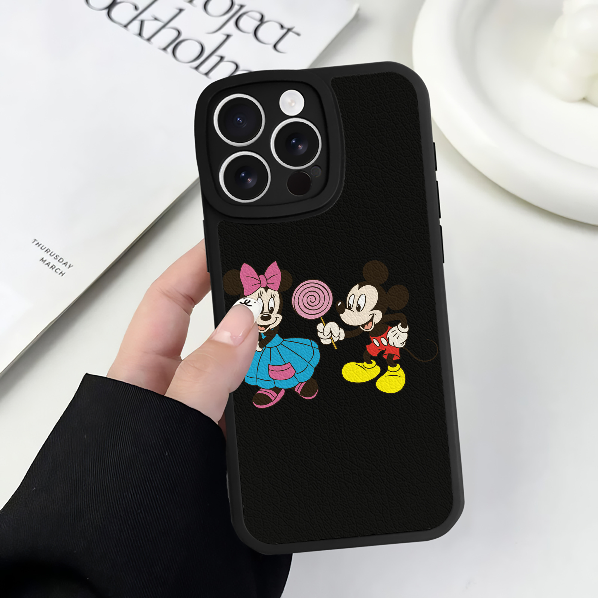 （画像用） ミッキーマウス Mickey Mouse 【iPhone 16シリーズ対応】シリコンスマホケース（レザー調） 材質：シリコン